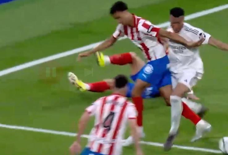 Real Madrid - Girona 1-1: in the 88th minute, Mbappe is elbowed in the face by Vitor Reis and is picked with a broken arch, but the referees do not award a penalty.