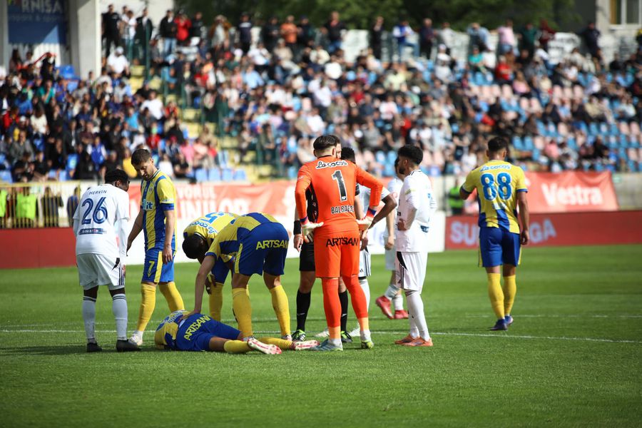 They stopped the coach on the road and took him to the emergency hospital, immediately after the Superliga duel