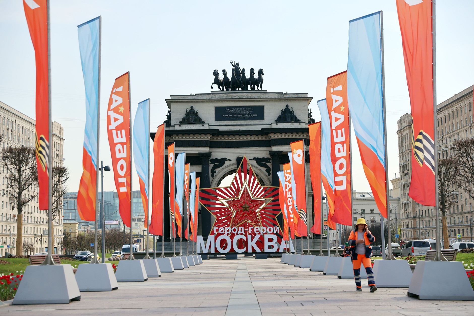 A tourist passes in front of the Arc de Triomphe in Moscow, May 7, 2026.
