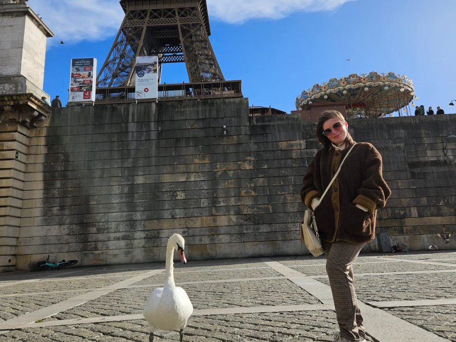 Sarah Pardi in front of the Eiffel Tower