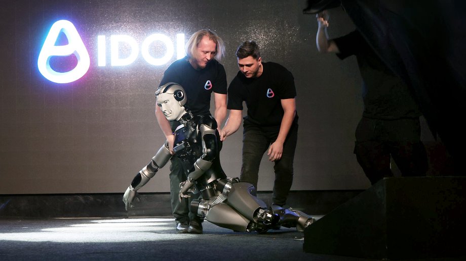 AIDOL - fall of a Russian anthropomorphic robot during a presentation, 11/13/25.