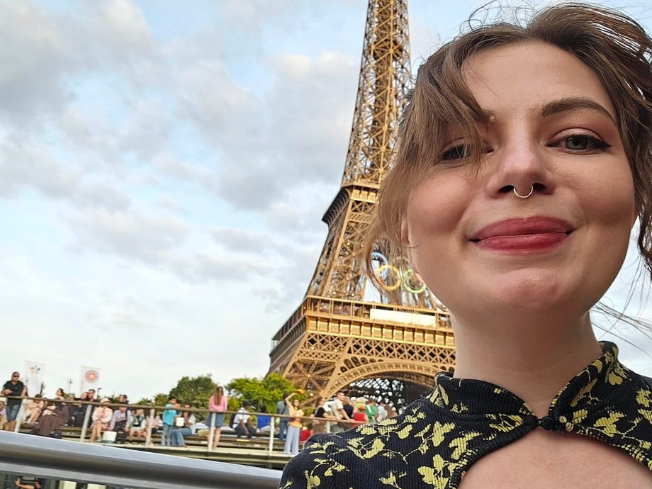 Sarah Pardi in front of the Eiffel Tower