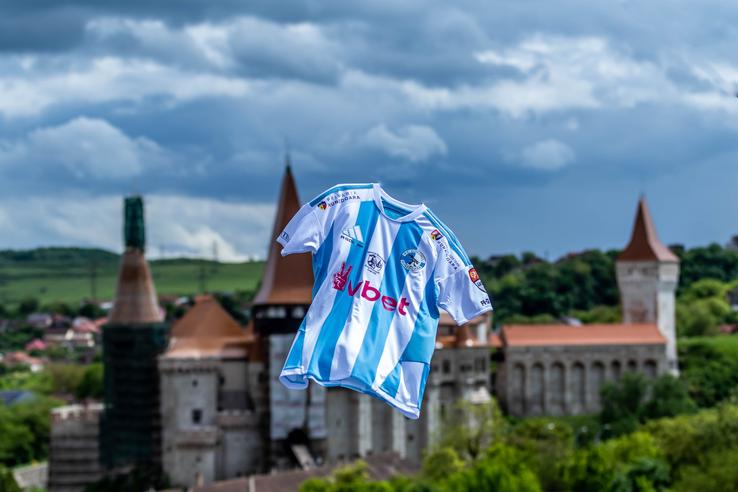 Corvinul presented its equipment for the next Superliga season / PHOTO: Facebook @Corvinul