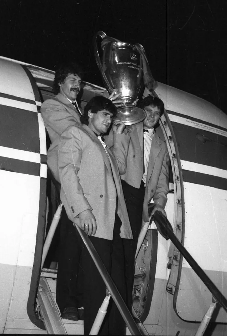 The heartfelt testimony of the pilot who took Steaua to Seville: 