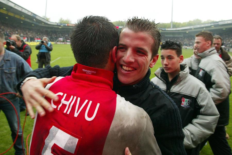 Overcome with emotions in the Rapid room, Van der Vaart attributed a huge word to Chivu: 