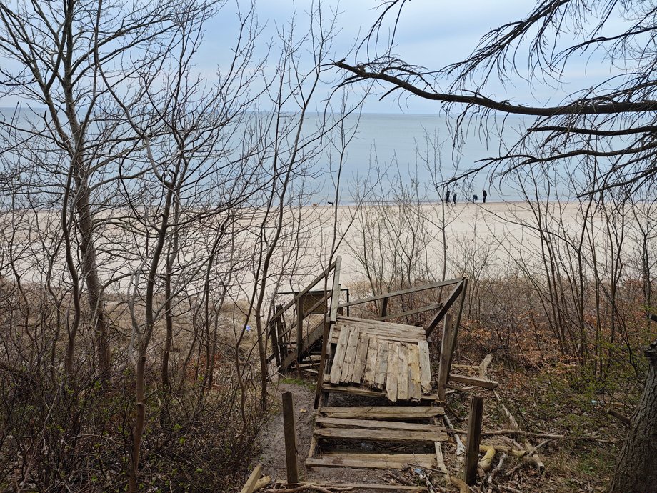This is what the descent to the beach from the plot looks like