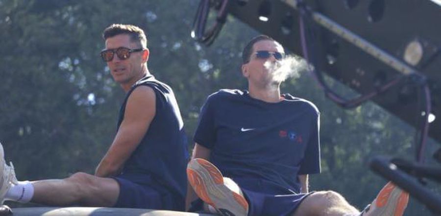 Barcelona celebration on the streets of the city » Cigarettes and ice cream were not missing from the parade + The ostentatious message displayed by Lamine Yamal