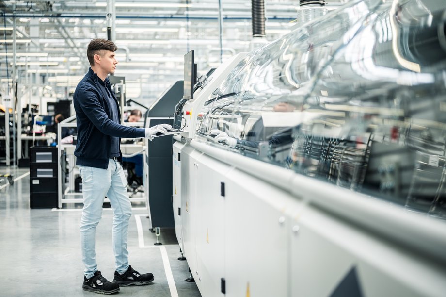 TRUMPF has a very modern and automated line in Warsaw for soldering passive components and chips to printed circuit boards. The elements leaving it must meet the requirements of some of the most demanding customers in the world