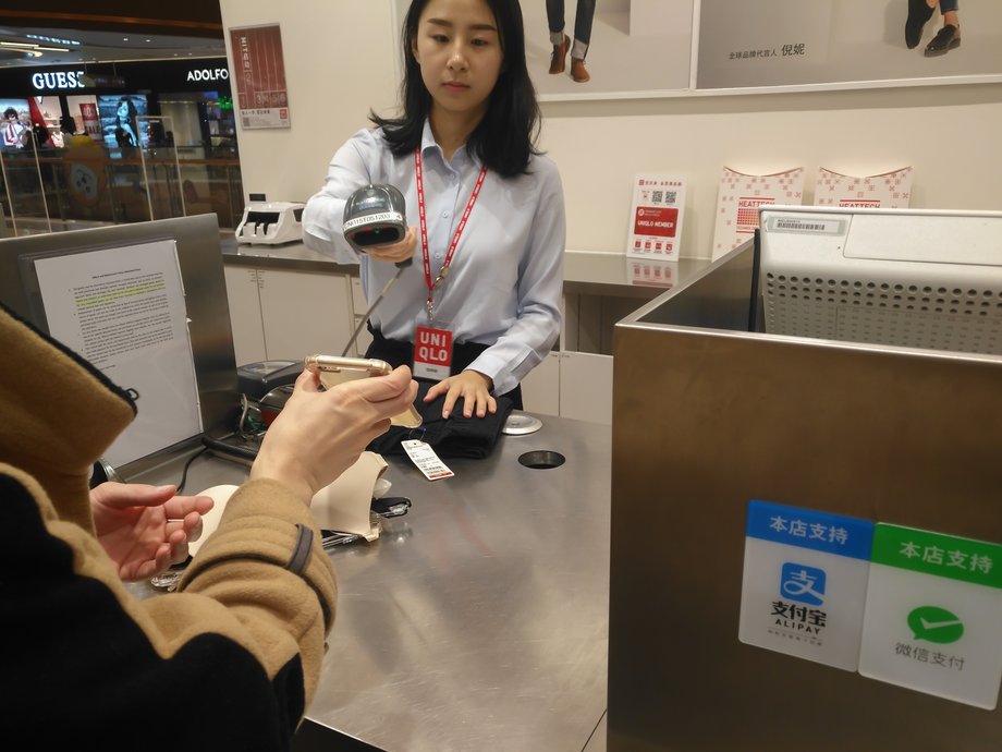 AliPay payment is extremely simple. We show the code generated in the application and... paid