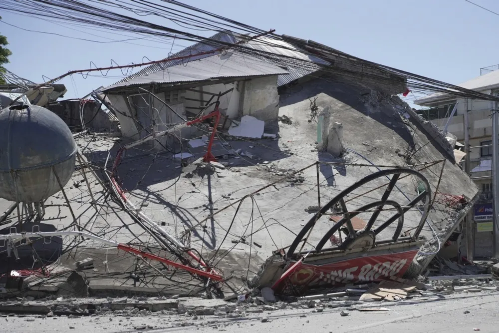 Panic set in. A powerful earthquake occurred in the Philippines. There are dead, there may be people under the rubble. Photo