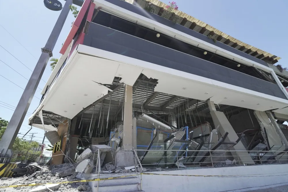 Panic set in. A powerful earthquake occurred in the Philippines. There are dead, there may be people under the rubble. Photo