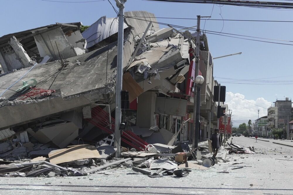 Panic set in. A powerful earthquake occurred in the Philippines. There are dead, there may be people under the rubble. Photo