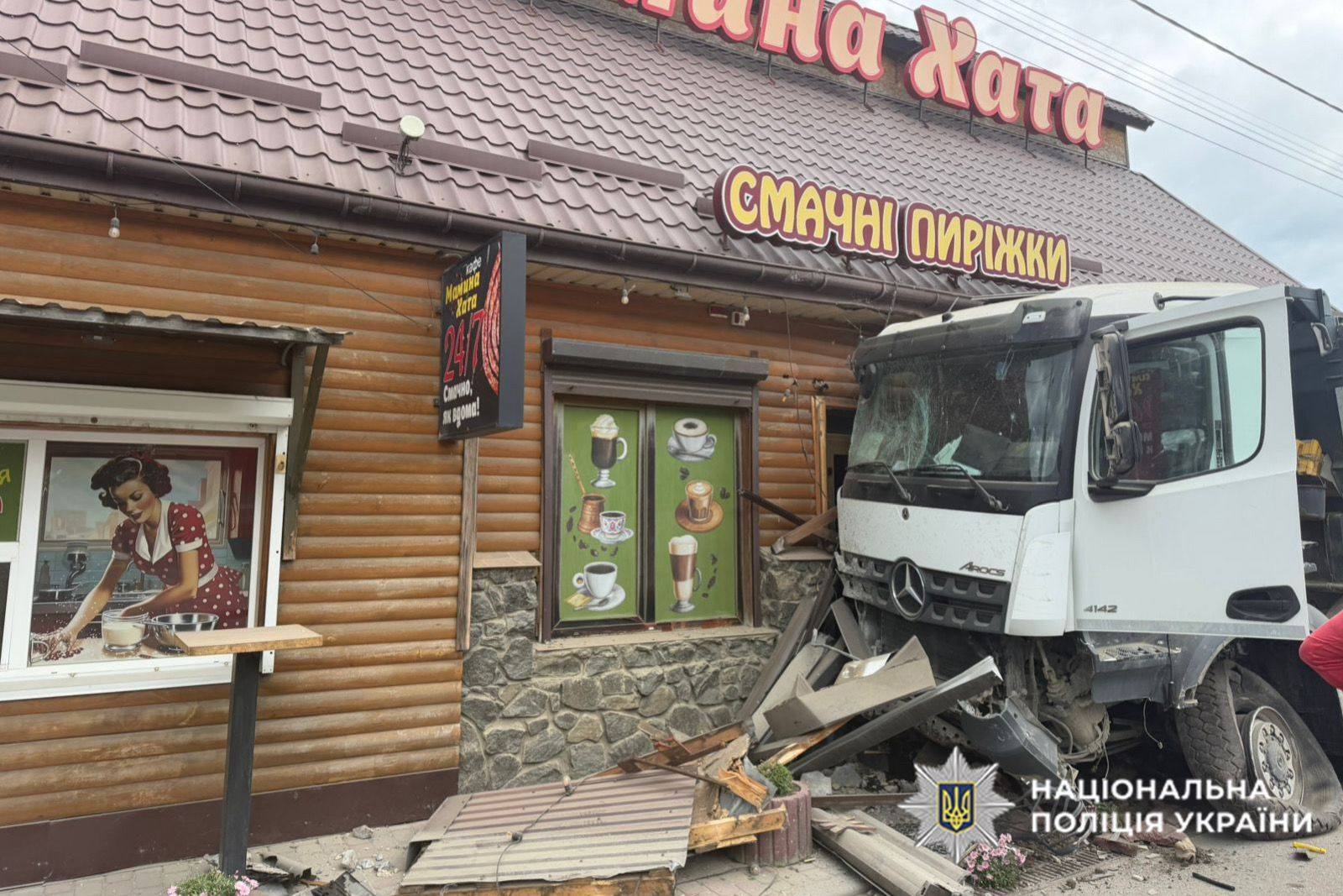 In the Khmelnitsky region, a truck drove into cars and rammed a roadside cafe. A man died. Photo