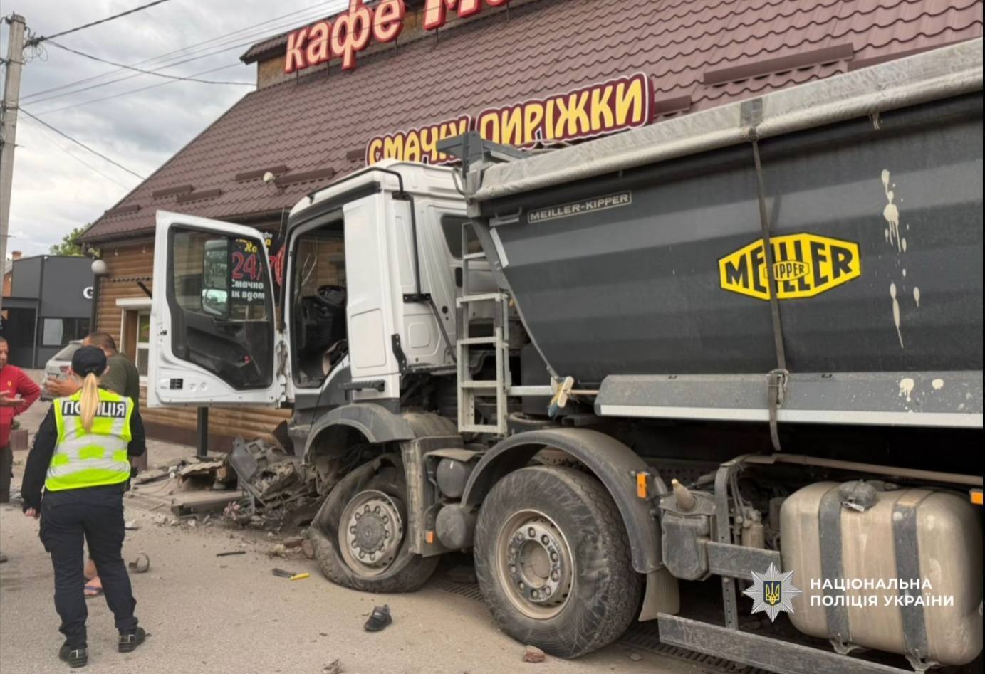 In the Khmelnitsky region, a truck drove into cars and rammed a roadside cafe. A man died. Photo