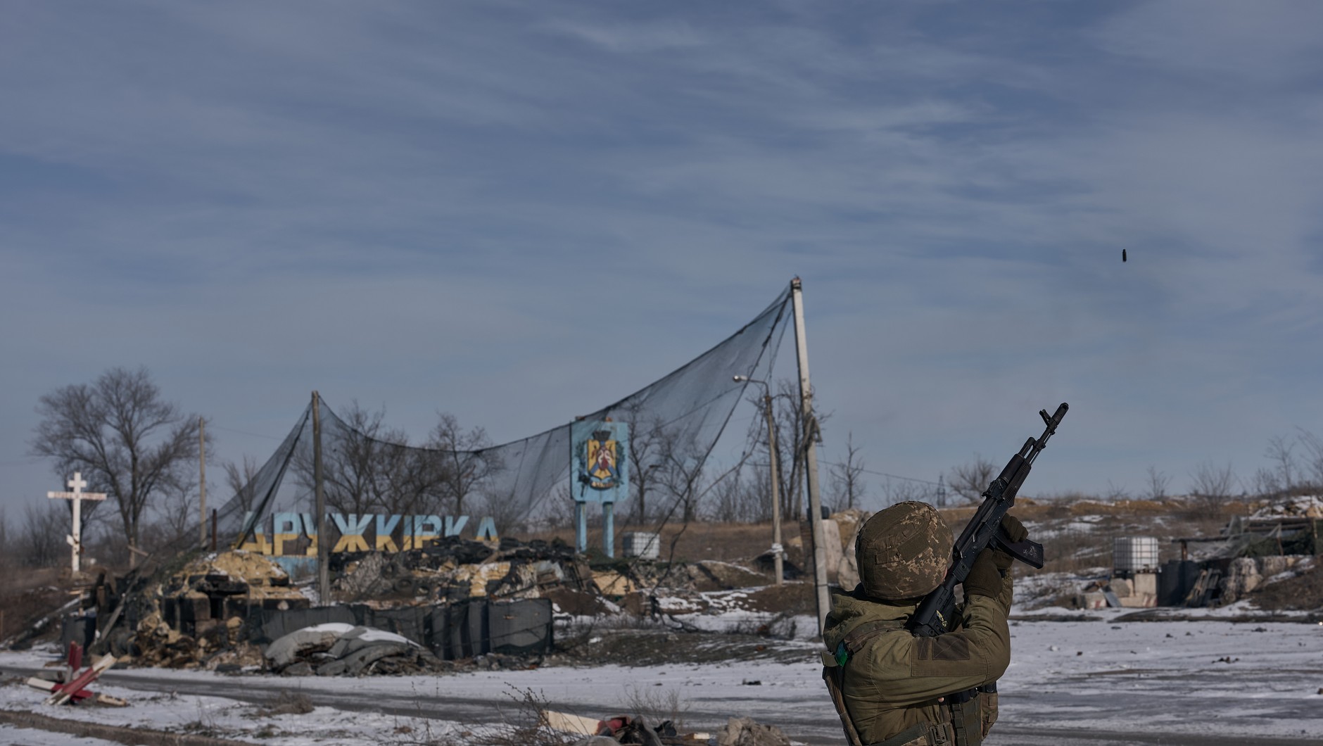 A Ukrainian soldier on the road between Druzhkivka and Konstantinivka in Donbas, February 11, 2026 (illustrative photo)