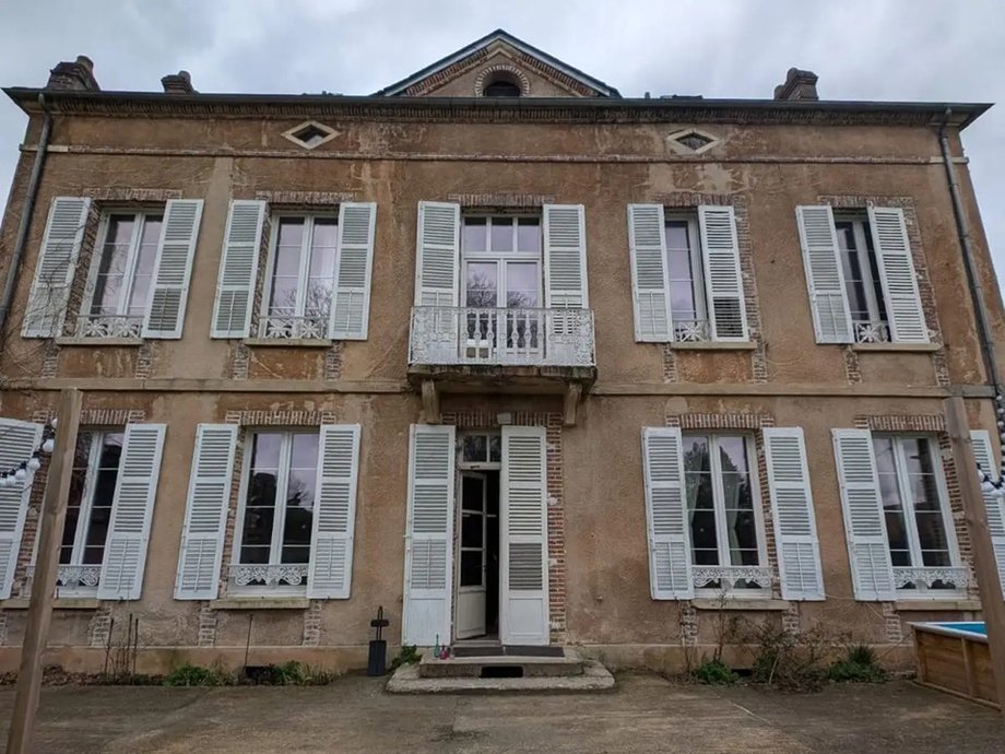 A castle near Paris that was rented by Celina Tolbert
