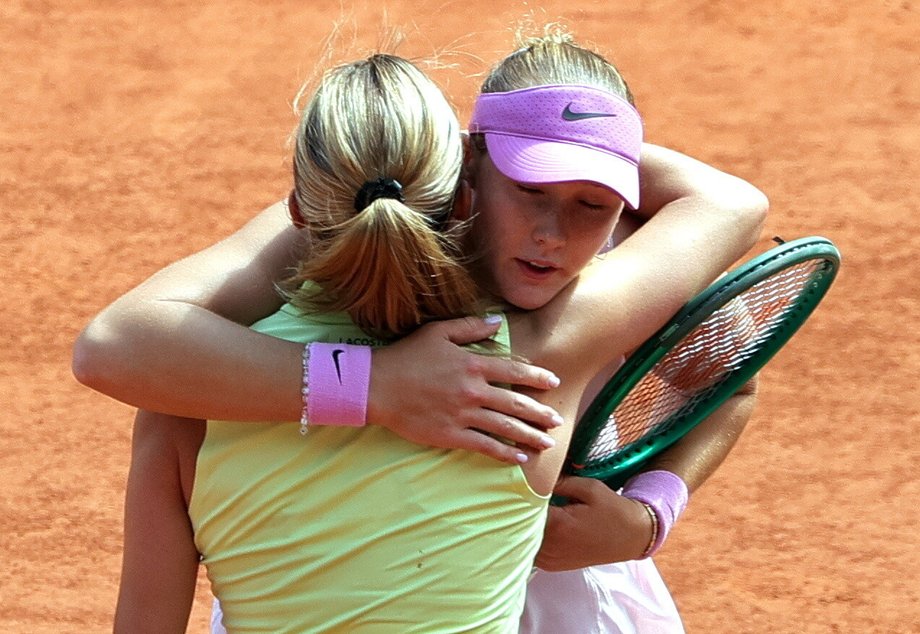 Mirra Andreeva and Maja Chwalińska after the final match