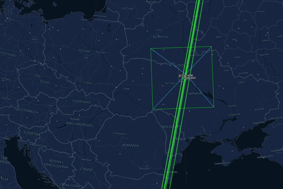 ICEYE - distances between the ICEYE-X36 satellite and Russian satellites from about 500 meters to 22 kilometers