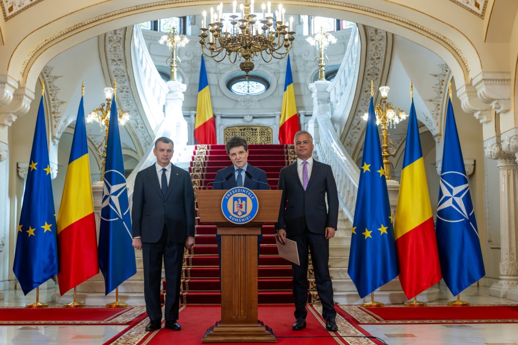 Nicușor Dan, together with Eugen Tomac and Adrian Veștea, the new prime minister appointed to form a Government Photo: Presidency.ro