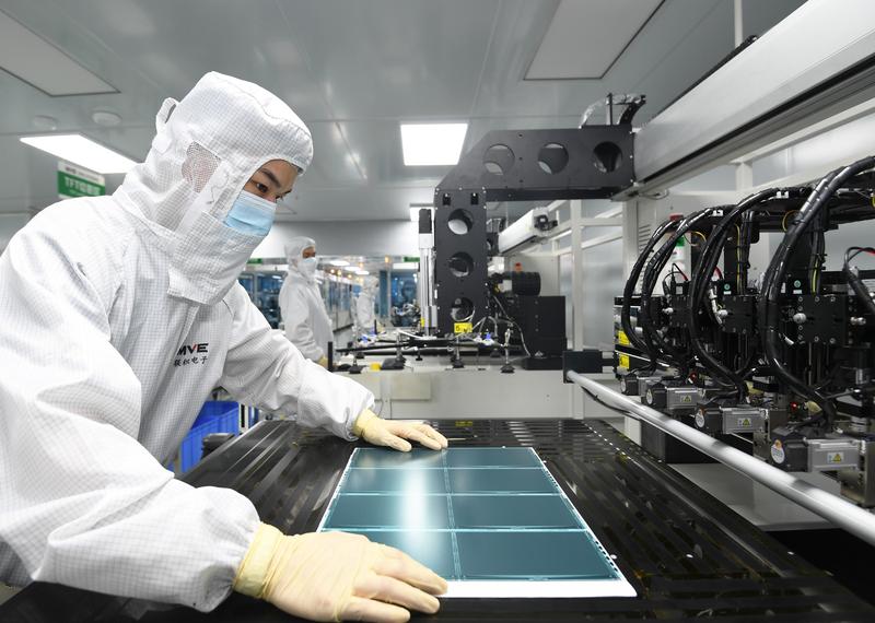 China Electronic Components Factory, Photo: Costfoto / ddp USA / Profimedia