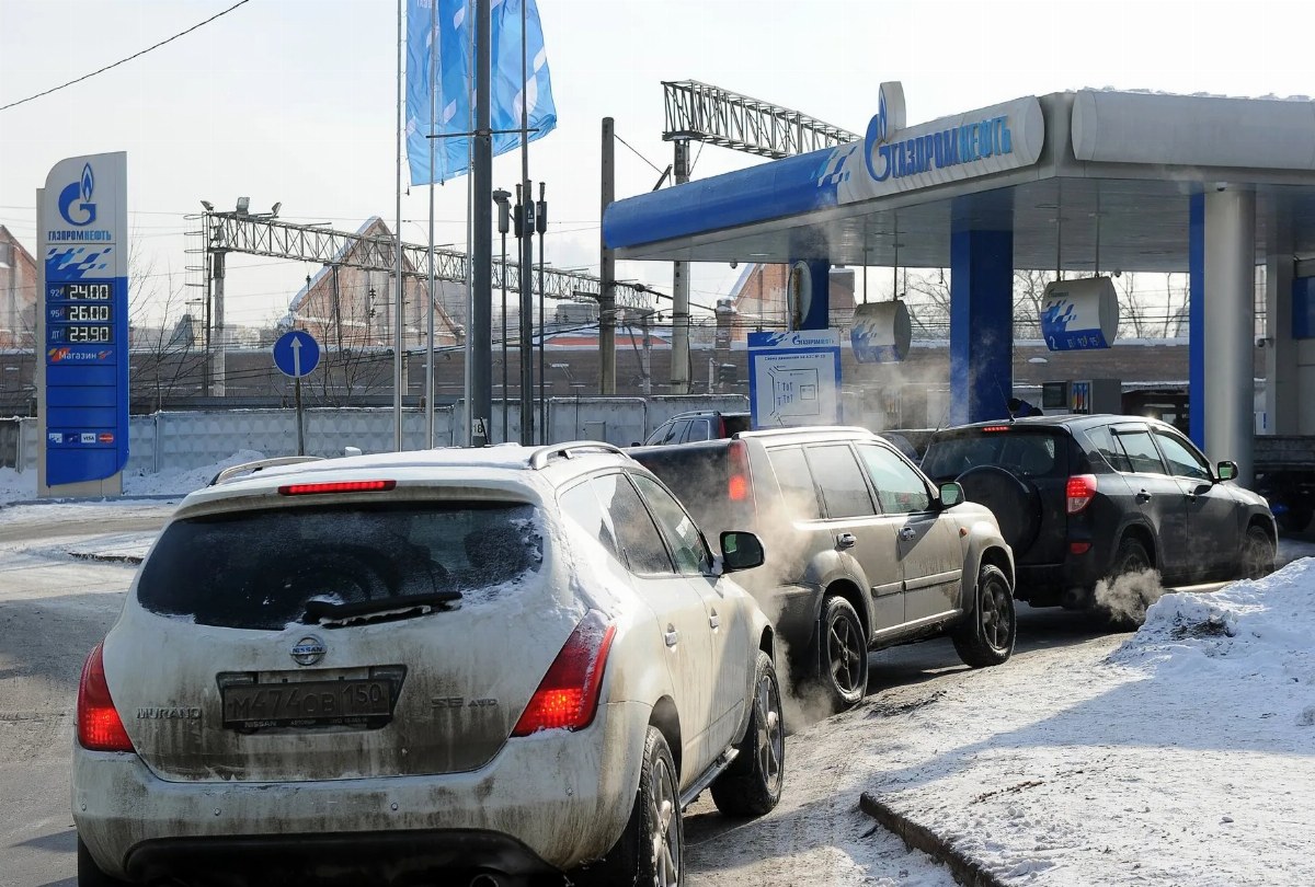 Ukrainian Attacks Trigger Fuel Crisis in Russia, Reaching Siberia — Ukrainian strikes on supply routes have led to a fue