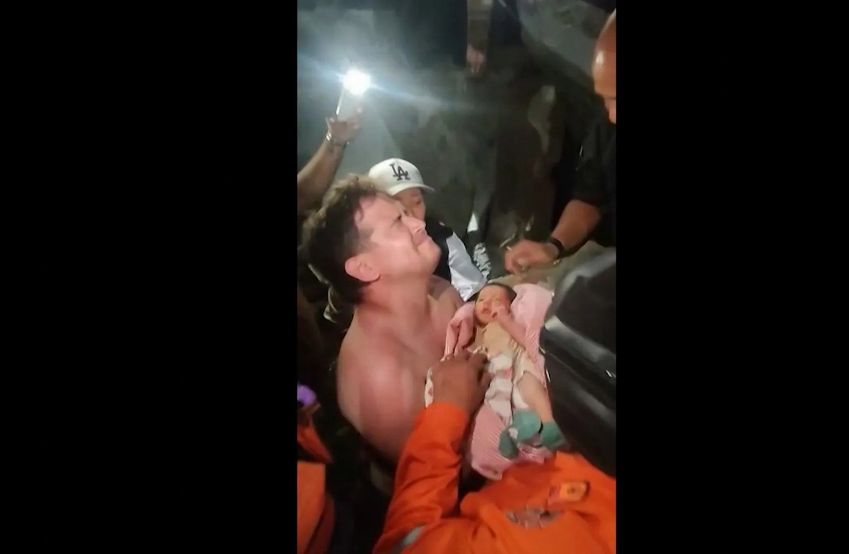 Dramatic Rescue in Venezuela: 18-Day-Old Baby Saved from Rubble — Rescue teams in Venezuela save an 18-day-old baby amid