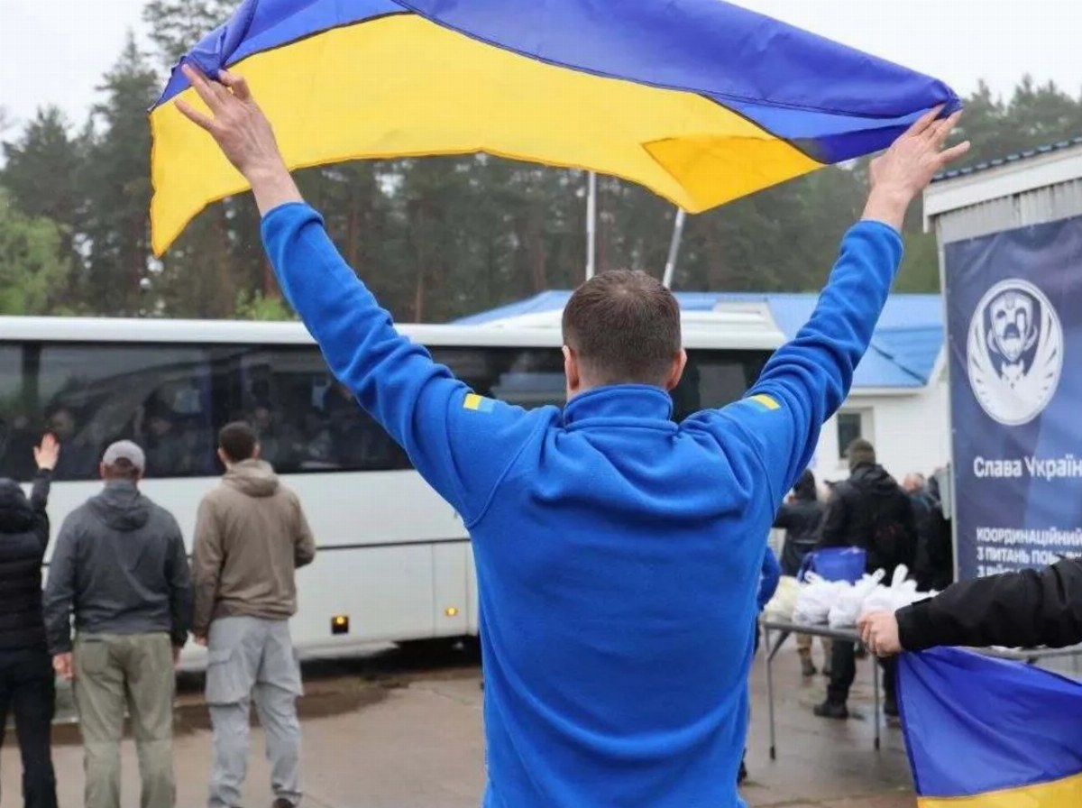 Seven Ukrainian Civilians Return from Russian Captivity — Seven civilians, detained by Russia since 2022, have returned