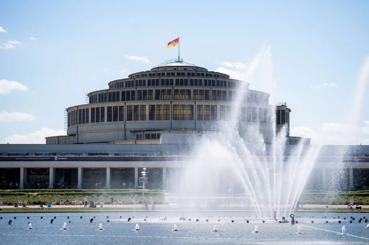 Lightning Strikes Fountain in Wroclaw During Children's Play — A lightning strike hit a fountain in Wroclaw, Poland, whi