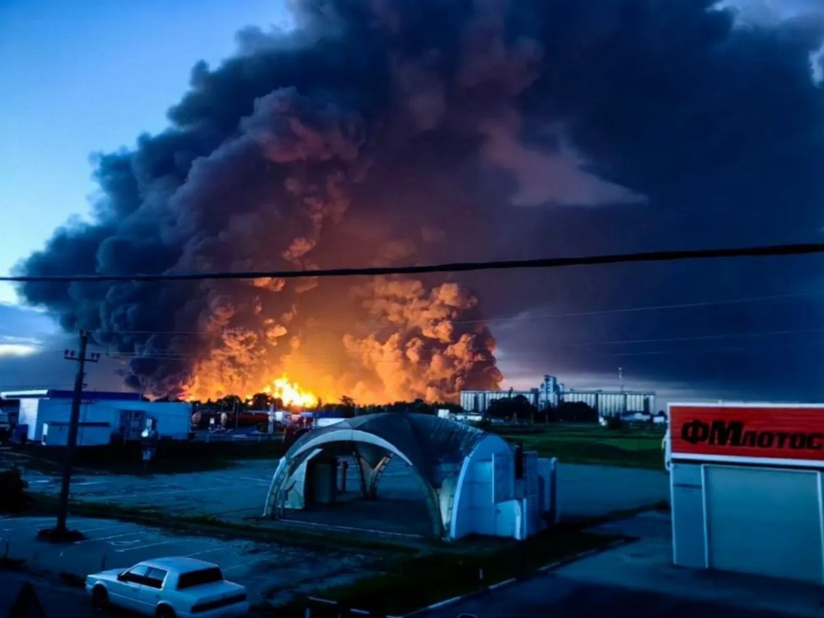 Fire Erupts at Slavyansk Oil Refinery, Key Supplier to Crimea — A massive fire has broken out at the Slavyansk oil refin