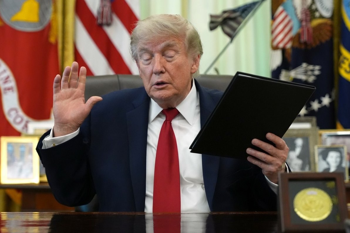 Donald Trump Reveals Earnings of At Least $1.4 Billion in 2025 — Donald Trump disclosed earnings exceeding $1.4 billion