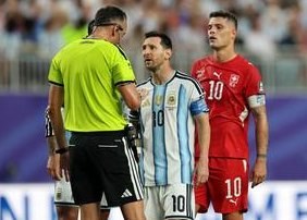 Lionel Messi confronts referee in Argentina's 3-1 victory over Switzerland — Argentina's Lionel Messi expressed frustrat