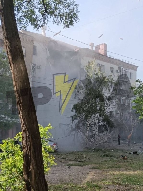 Russian Shelling Destroys Apartment Building in Zaporizhzhia — One fatality and three injuries reported after Russian at
