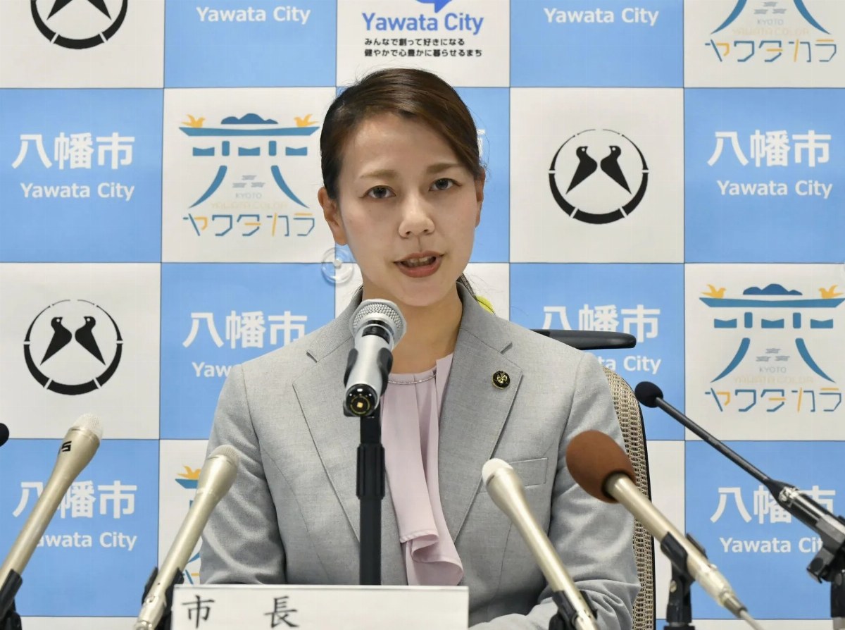 Japan's Youngest Mayor Takes Maternity Leave, Sparks Controversy — Shoko Kawata, Japan's youngest mayor, becomes the fir