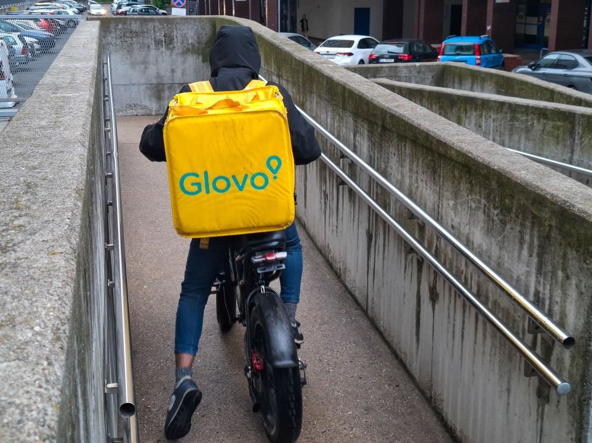 Polish Couriers Prefer Employment Contracts Over B2B Models — A recent survey reveals that most Polish couriers favor em