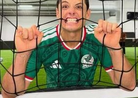 Chicharito Compares Messi and Ronaldo: Superman vs Batman — Javier Hernandez highlights the extraordinary qualities of R