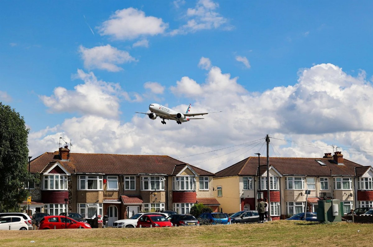 Gatwick Challenges Heathrow's Expansion Plans Amid Noise Compensation Dispute — Gatwick Airport criticizes Heathrow's ex
