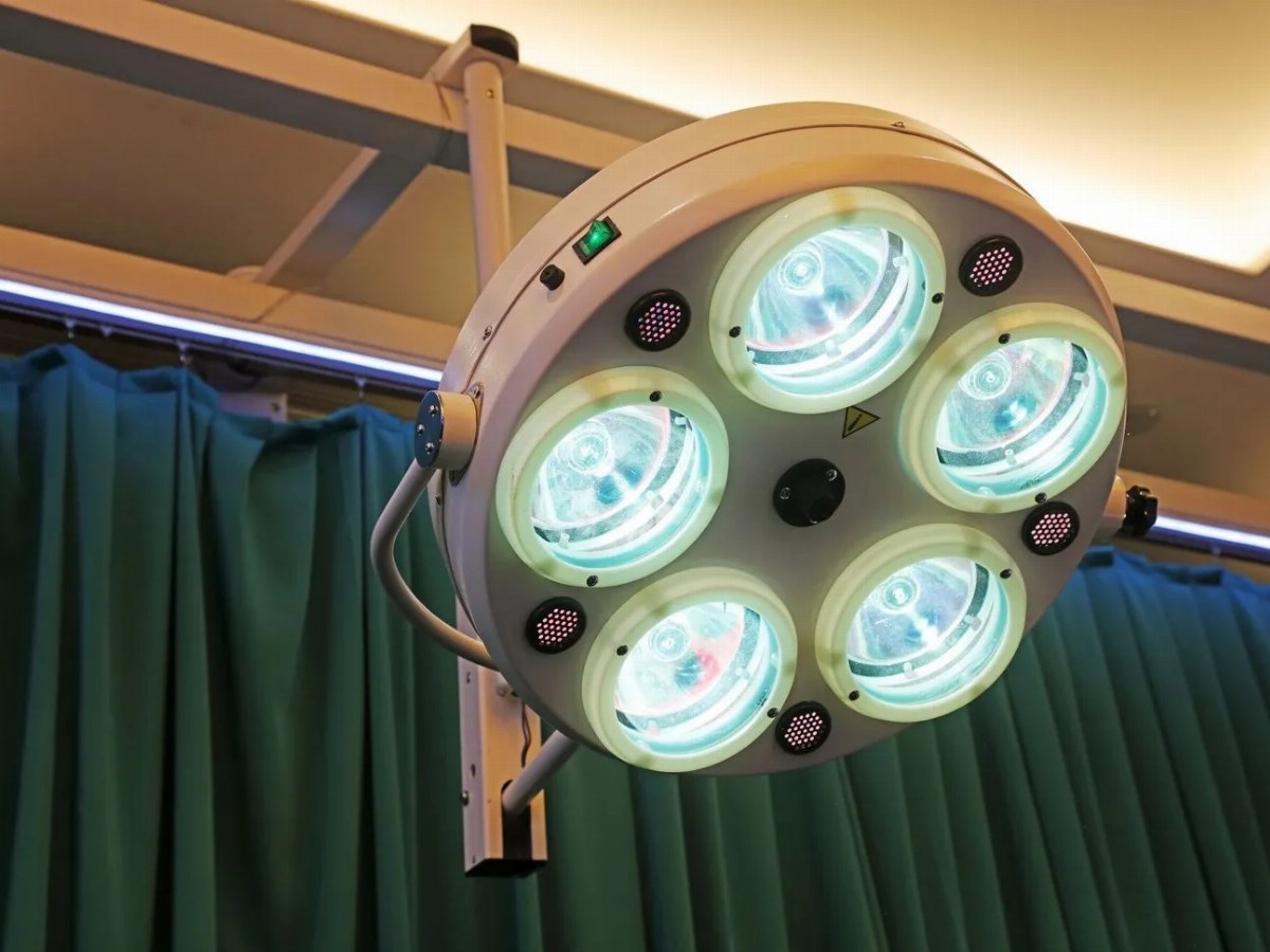 Surgeons Use AI to Successfully Perform Groundbreaking Brain Surgery — Surgeons in Bedfordshire leverage AI technology t