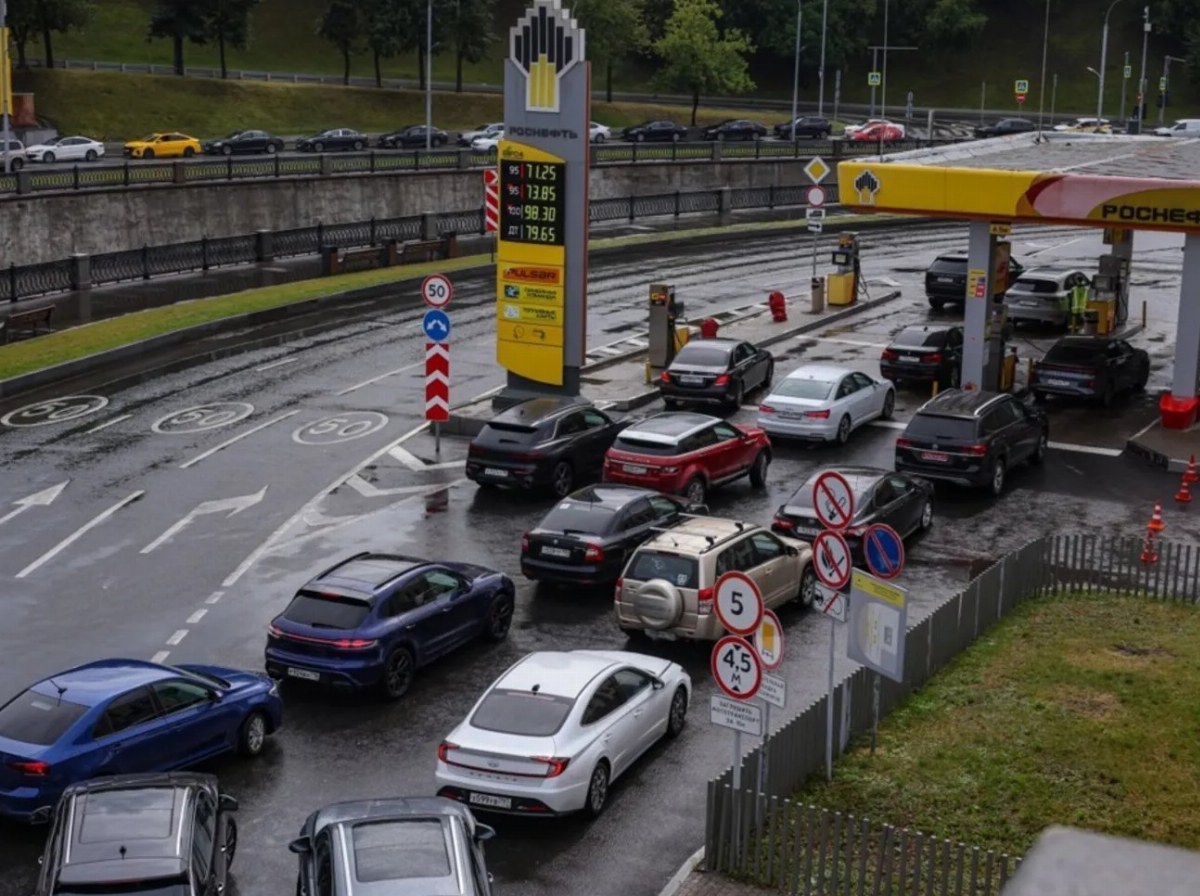Fuel Shortages in Moscow Region Following Drone Strikes — The Moscow region faces fuel shortages as long lines form at g