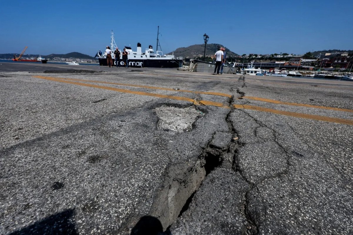 Earthquake in Naples Leaves 26 Injured and 300 Evacuated — A 4.7 magnitude earthquake shook Naples, Italy, injuring 26 p