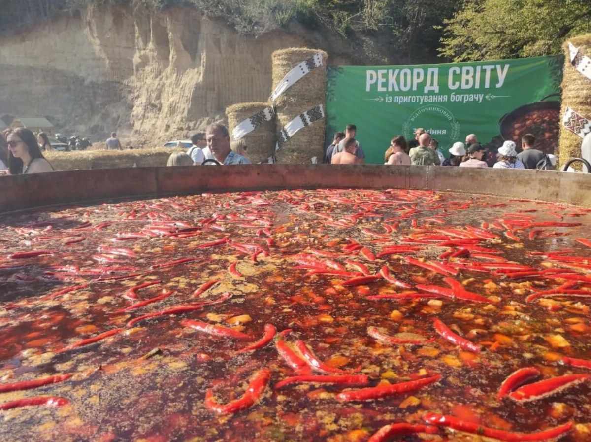 World Record Set with Over Three Tons of Goulash Prepared in Ukraine — A record 3.6-ton portion of goulash was made in U
