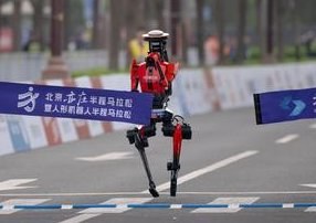 Humanoid Robot Lightning Breaks 100m Sprint Record Previously Held by Usain Bolt — Lightning, a humanoid robot by Honor,
