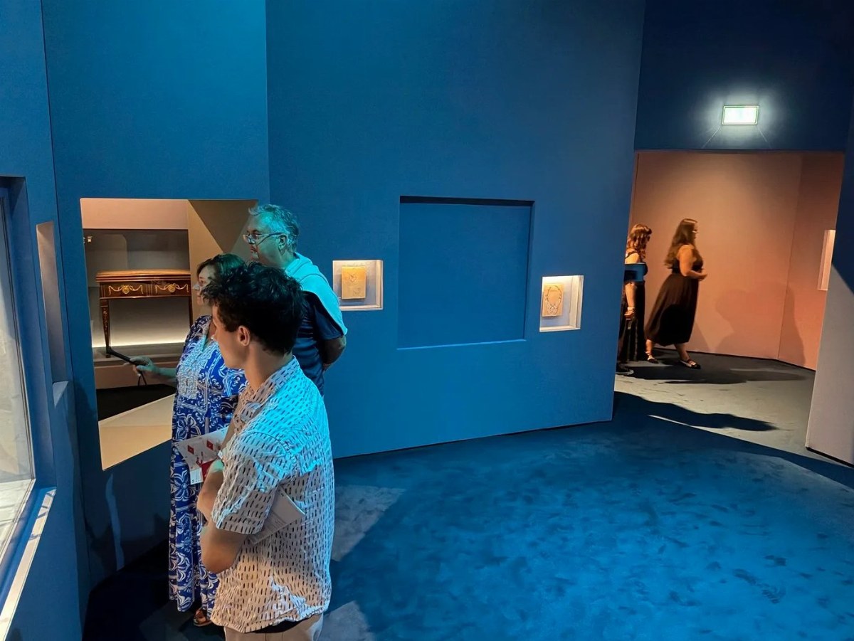 Armed Robbery at Vienna Museum: High-Value Van Cleef & Arpels Necklace Stolen — A distinctive Van Cleef & Arpels necklac