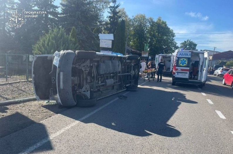 Truck Collides with Minibus in Transcarpathia, Resulting in One Death and Seven Injuries — A truck crashed into a minibu