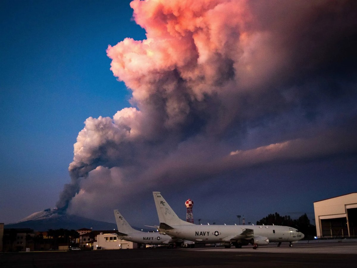 Catania Airport Halts Landings Due to Mount Etna Eruption — Catania Airport in Sicily suspends landings until Monday due