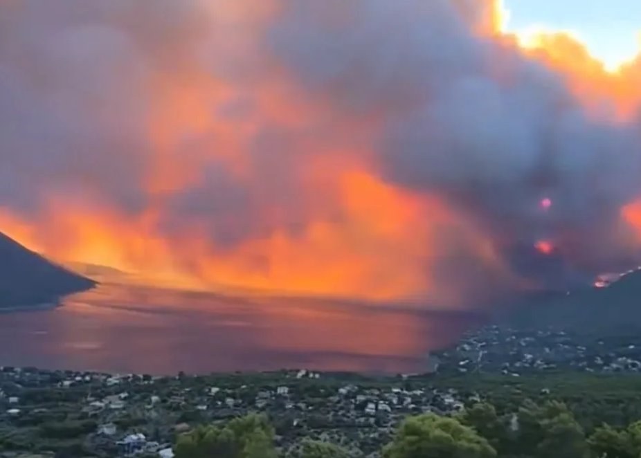 Greek Firefighters Battle Blazing Inferno in Popular Resort Town — Hundreds of firefighters are tackling a severe blaze