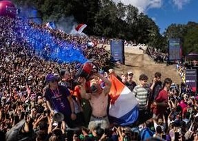 French Fans Celebrate Max Alran's Victorious World Cup Downhill Run — Thousands of fans flocked to Les Gets, France, cel