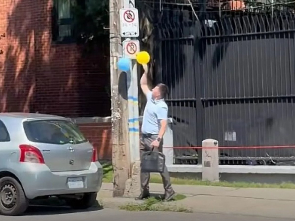 FSB Officer Repeatedly Pops Balloons at Russian Embassy in Canada — An FSB officer is filmed daily popping blue and yell