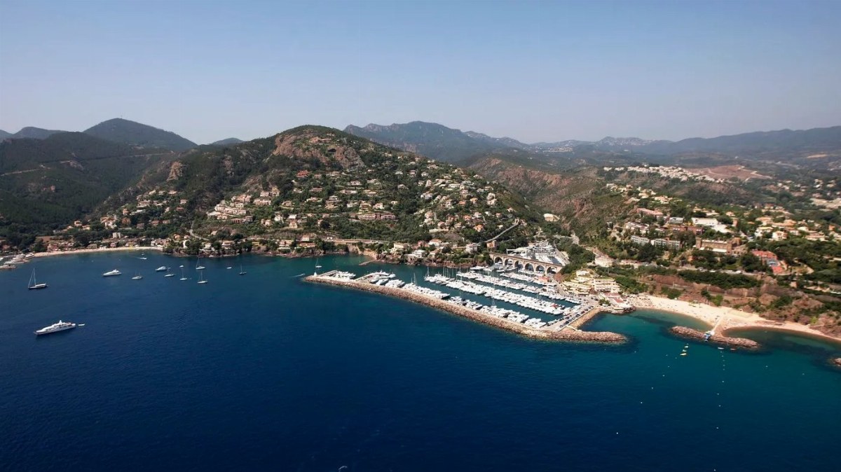 Rescue Operation Underway After Boat Collision in Cannes — A major rescue effort is ongoing in Cannes following a boat c