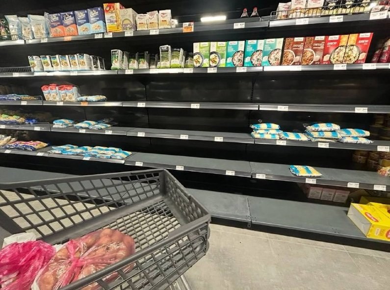 Residents of Lviv Stock Up on Flour, Salt, and Grains Amid Shortages — Shoppers in Lviv supermarkets are rapidly buying