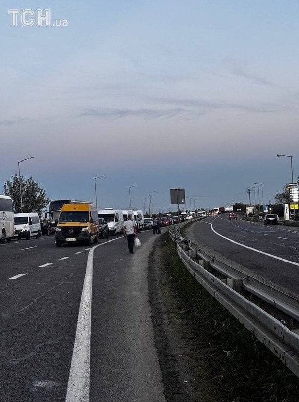 Long Delays at Poland's Border Due to Stricter Checks on Ukrainian Drivers — Poland has intensified inspections of Ukrai